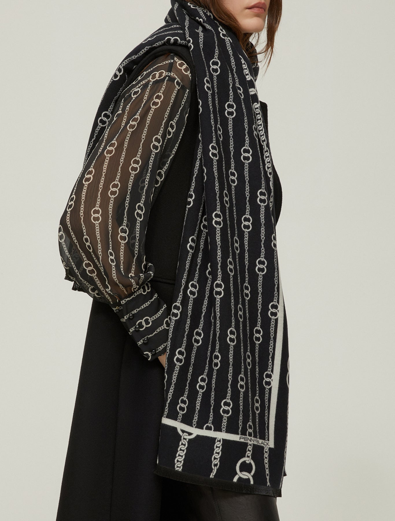 The Jacquard-Patterned Black Chain Scarf