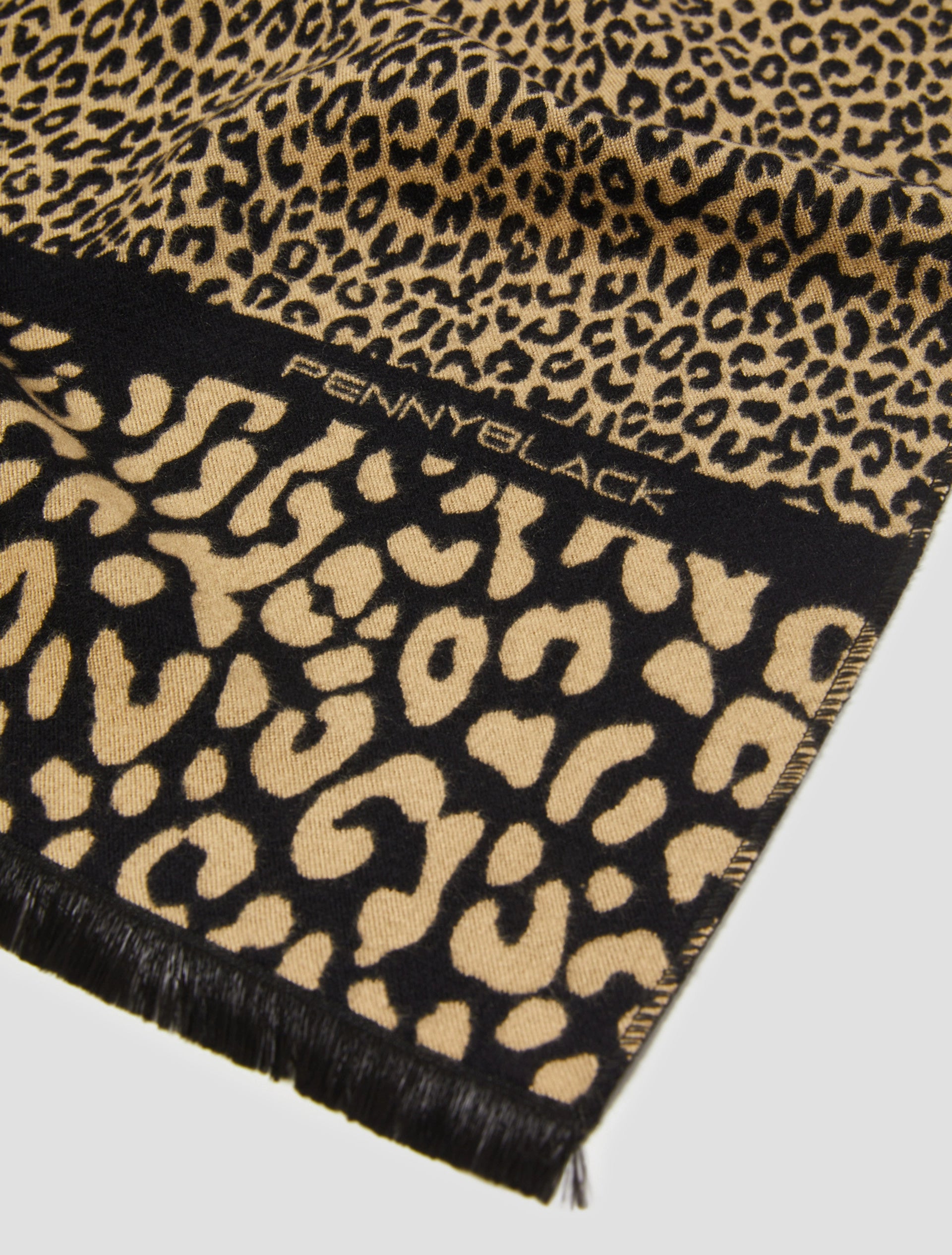 The Jacquard-Patterned Leo Scarf