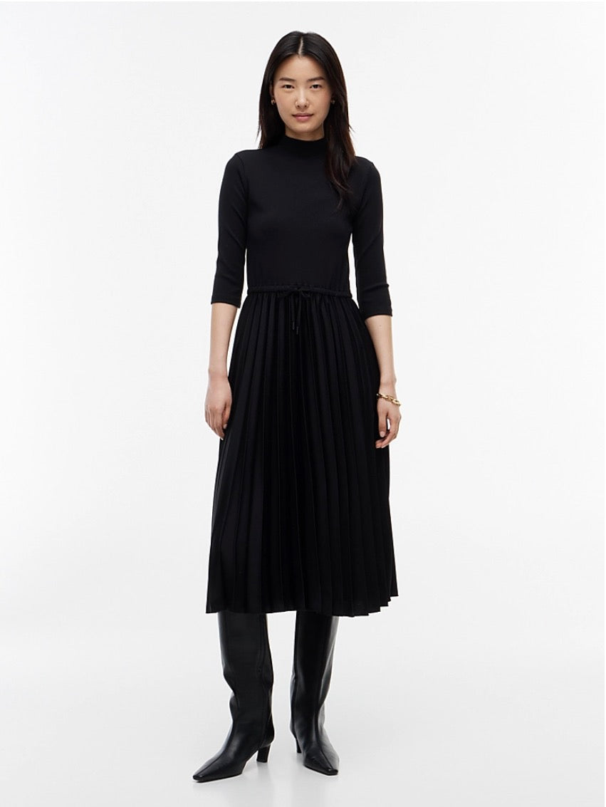 Ribbed Black Slim Pleated Dress