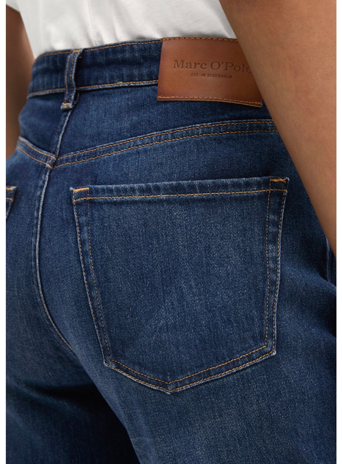 Model Linde Dark Blue Denim Jean